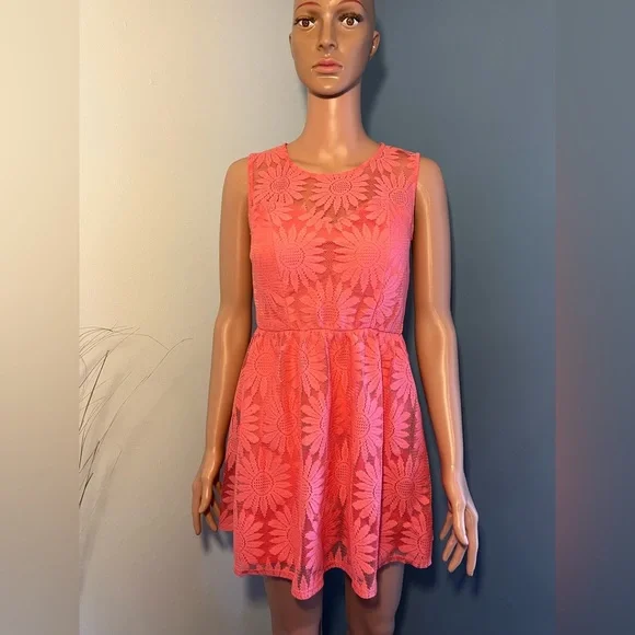 Coral Flower Lace Dress with open back - Picture 1 of 3